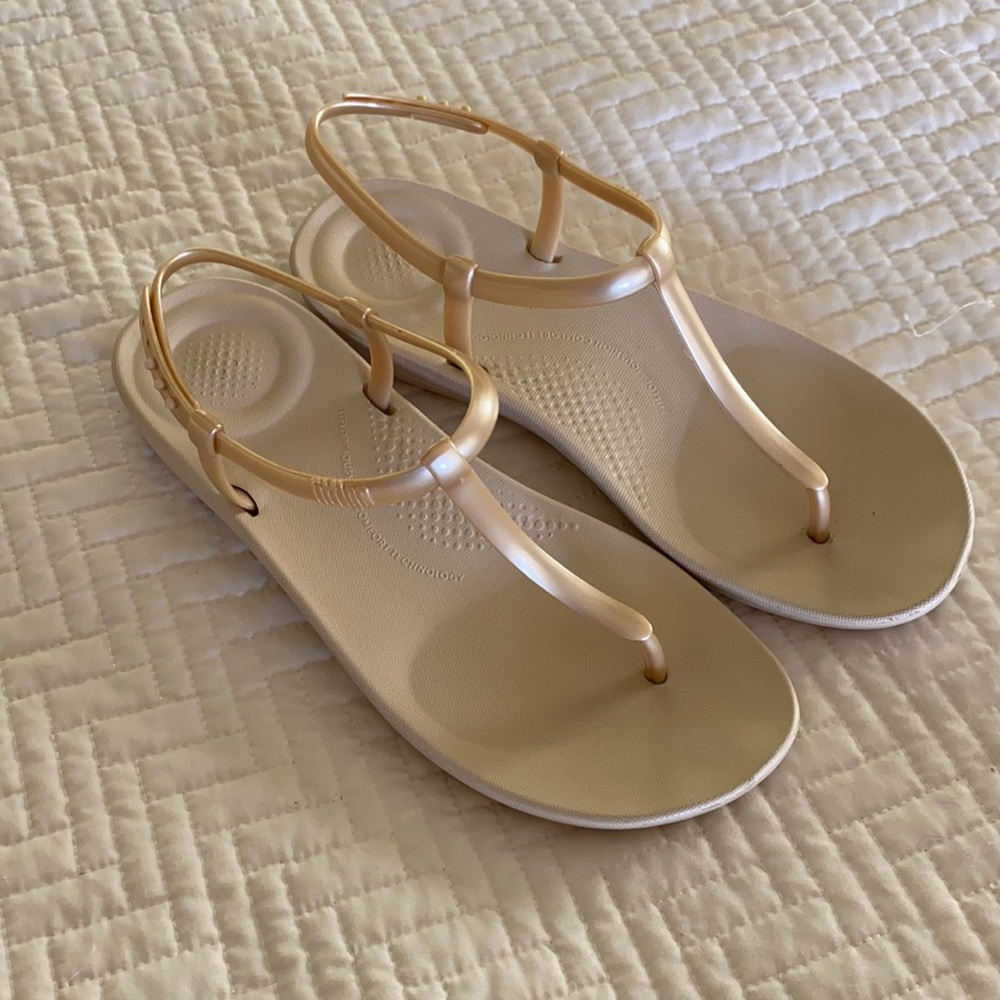 Fit Flop Gold TStrap Sandal- new♥️